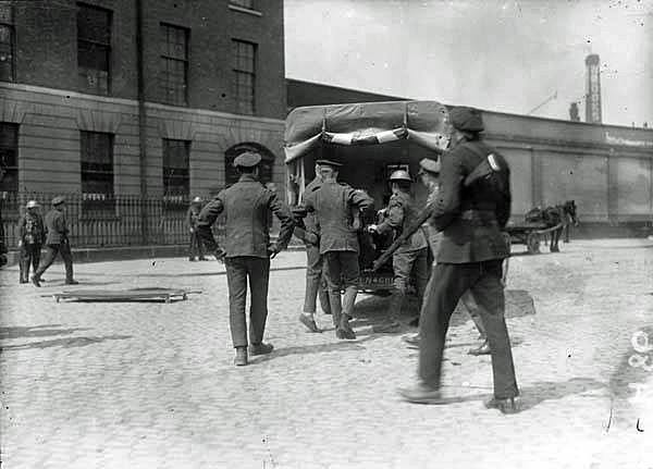 big-auxy-ambulance Burning of Dublin Custom House 1921